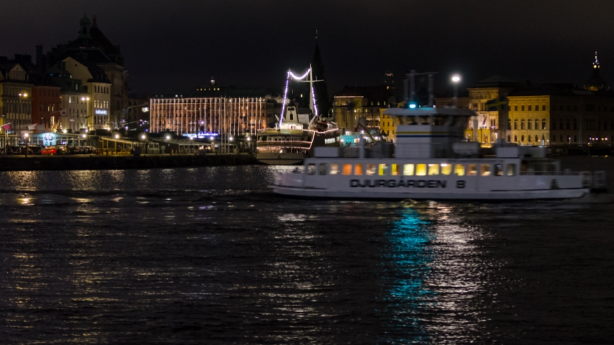 Djurgårdsbåt framför Strandvägen - observera LED-hysterin på Grand Hotel